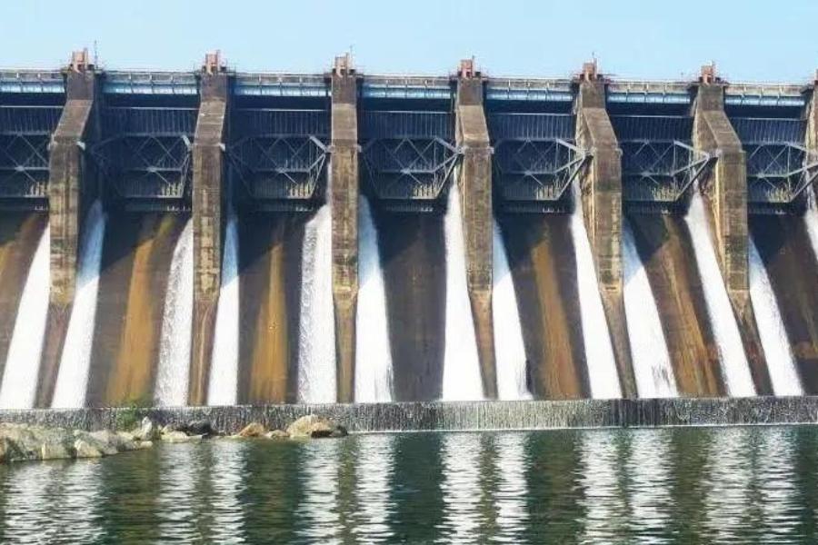 বৃষ্টি ধরে গিয়ে মেঘমুক্ত আকাশ থাকলে নানা রঙের বোটের গায়ে রঙের ঝলকানি দেখবেন শুধু। তবে আকাশে মেঘ থাকলে নানা রঙে সাজানো বোটগুলিকে বিবর্ণ লাগে।  সাদা কালোর মেলামেলি সে’ও এক অন্য রূপ। 