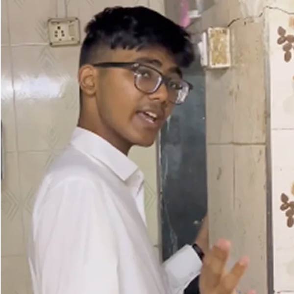 পাশের ঘরটিই রান্নাঘর। একফালি রান্নাঘর দিয়েই ঢোকা যাবে শৌচাগারে। সেই শৌচাগারেই ঠাসাঠাসি করে রয়েছে জল গরম করার জন্য গিজ়ার, কমোড, ফ্লাশিং। 