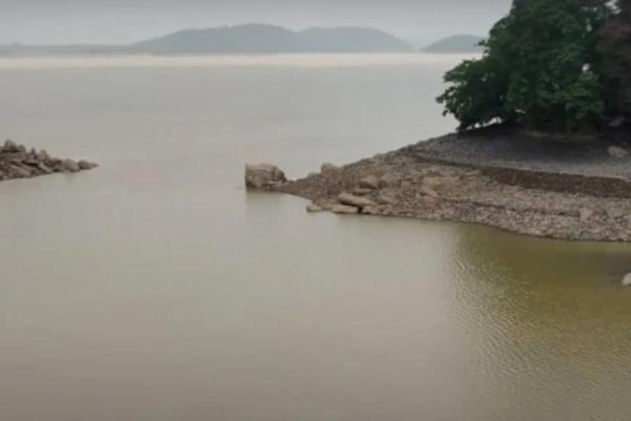 নীল জলে সবুজ টিলা তো অচেনা নয়,  কিন্তু এই অচেনা ছবি তো আশাতীত প্রাপ্তি। কিছু অর্থ বেশি দিয়ে মাঝিকে আরও একটু দূরে নিয়ে যেতে বলুন। 