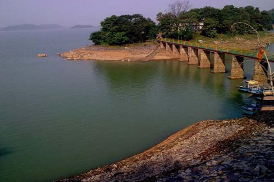 দেখবেন পানকৌড়ির দল জল ছুঁয়ে উড়ে যাচ্ছে,  জলের সরসরে শব্দ, সোঁ সোঁ হাওয়ার ডাক আপনাকে বুঁদ করে দেবে। ঘড়ি যখন তাড়া দেবে, তখন ফিরতে থাকুন। দুপুরের খাওয়া বাকি যে।