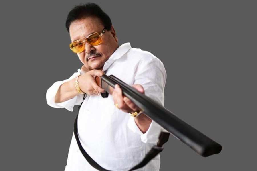 বন্দুক হাতে মদন মিত্রের পোস্টারে ছেয়ে গিয়েছিল সারা শহর। প্রথমে গান, তার পর ছবি। দুটিই একের পর এক বোমা ফাটিয়েছে বিনোদনের জগতে। এ বার সেই মদন মিত্রের প্রবেশ দুর্গাপুজোর আঙিনায়। কী বুঝলেন না তো?  পড়তে থাকুন। 