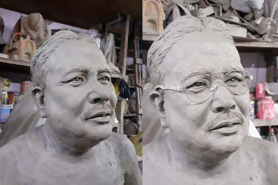 মণ্ডপ নির্মাণের কাজ প্রায় শেষ দিকে। শেষের পথে মূর্তি তৈরির কাজও। শেই কাজ খতিয়ে দেখতে আজ নিজে মিন্টু পালের স্টুডিয়োতে যাচ্ছেন তিনি। সেখানেই আজ তাঁকে সামনে বসিয়ে মূর্তি নির্মাণের শেষ দফার ইতি টানবেন মিন্টু পাল। এই প্রতিবেদনটি ‘আনন্দ উৎসব’ ফিচারের একটি অংশ।    