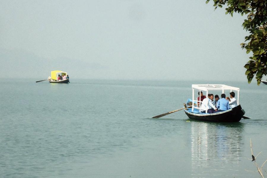 বিকেলটা ঘরে বসে কাটিয়ে দিন। লাগোয়া বারান্দায় বসে দেখুন ধীরে ধীরে সন্ধ্যা নামছে। সূর্যদেবের সঙ্গে রঙিন বোটের দল রঙ ছড়াবে। তার পর অন্ধকারের দখলদারি। 