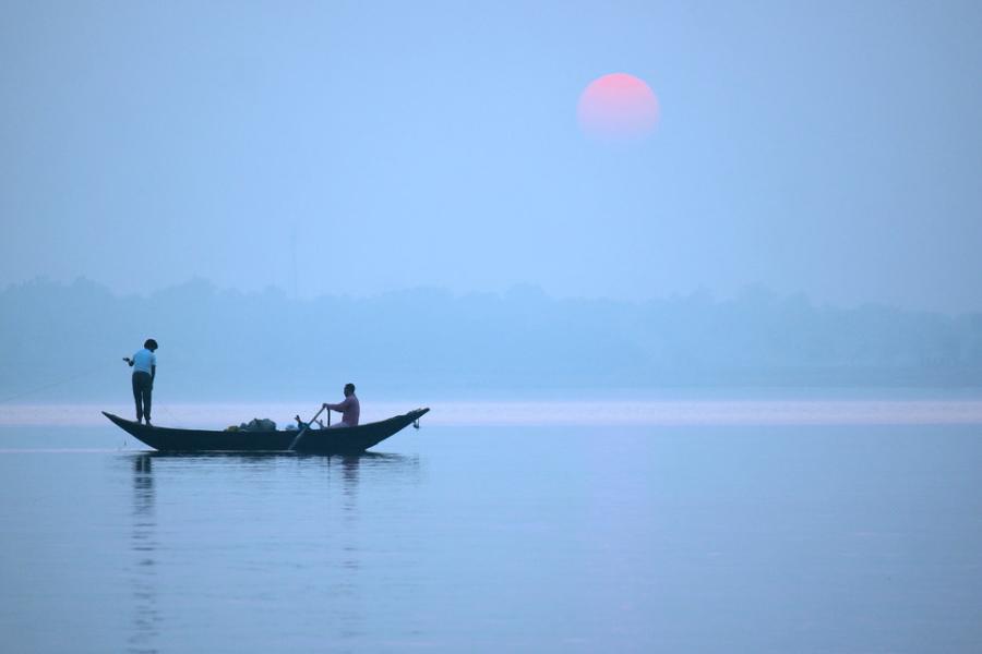 সকালে ঘুম ভেঙে দেখুন লেকের ঘুম ভাঙছে ফুলের পাপড়ির মতো। ক্যামেরা বাগিয়ে বেরিয়ে পড়ুন। কাল যে দিকে গিয়েছিলেন তার উল্টো দিকে। লজের পাশ দিয়ে একটা পাকদন্ডি মত নেমে গিয়েছে চোরা পথে সোজা জলের ধারে।
