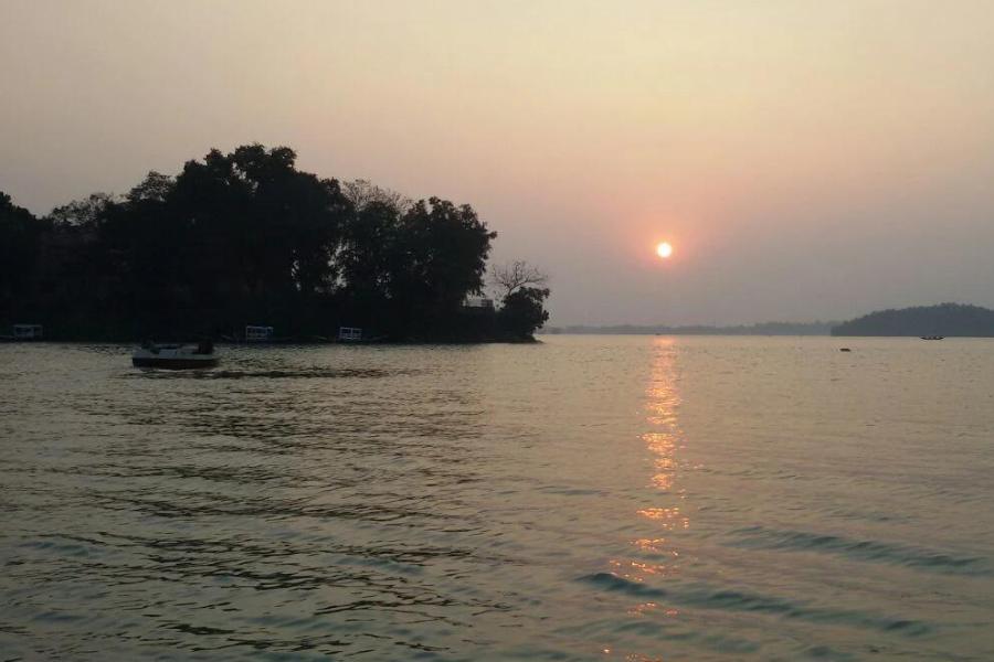 বোটের দল তখনও সার বেঁধে দাঁড়িয়ে। নরম আলোয় জলে টিলার সেই পুরনো ছবি,  পাম্পিং ষ্টেশনের জন্য যাওয়া জলের পাইপের প্রতিচ্ছবি। আরও এক আস্ত মায়ার আস্তরণ। শান্তির,  নীরবতার চিত্ররূপ যেন। 