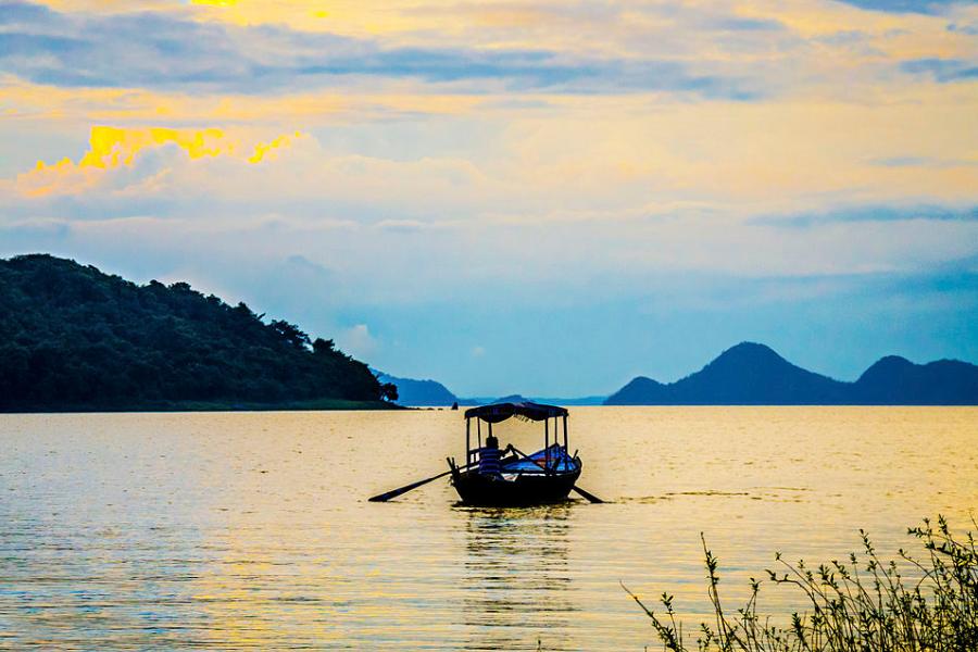 অনেকটা সময় কাটিয়ে ফিরে আসুন হোটেলে। বারান্দায় আলস্য ভরে বসে থাকুন। দশটা নাগাদ গাড়ি নিয়ে কল্যাণেশ্বরী মন্দির,  পাঞ্চেত দেখে নিন।