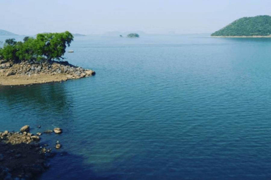 তবে সুবিশাল পাঞ্চেত মাইথনের প্রাণ চাঞ্চল্যের কাছে নিষ্প্রাণ লাগতে পারে। আসলে আবিষ্ট করে রাখা মাইথন সারাক্ষণ মাথার মধ্যে বোঁ বোঁ করে চক্কর মারে যে!