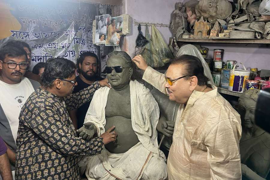 তবে চমক কিন্তু এখানেই শেষ নয়। এই পুজোর উদ্বোধনে উপস্থিত থাকবেন স্বয়ং মদন মিত্র। পরনে থাকছে জমিদার বেশ। থাকছে সিংহাসন।