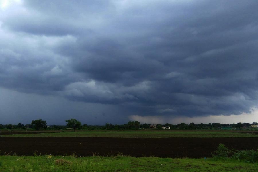 কী ভাবে জারি করা হয় এই সতর্কতা? মৌসম ভবন সূত্রে জানা গিয়েছে, পরবর্তী ২৪ ঘণ্টায় বৃষ্টিপাত যদি ৬৪ মিলিমিটারের কম হয়, তা হলে সবুজ সতর্কতা জারি করা হয়।