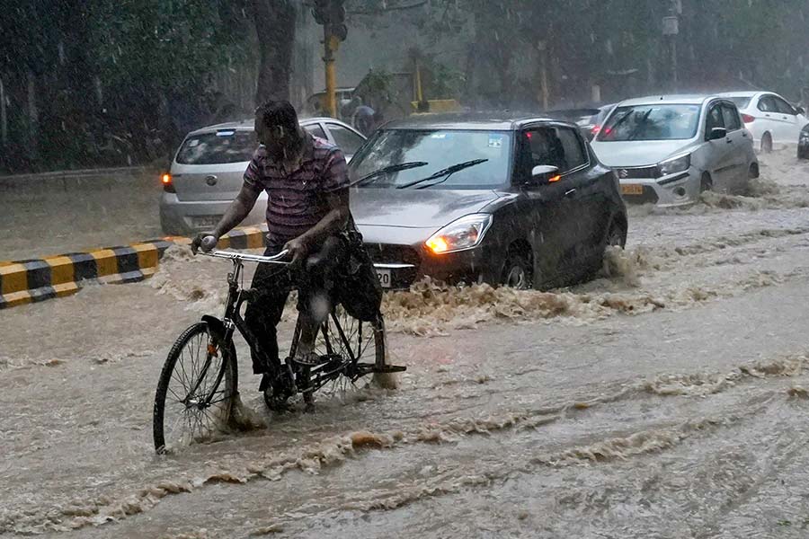 যে সব অঞ্চলে এই পরিমাণ বৃষ্টিপাতের পূর্বাভাস দেওয়া হয়, সেখানকার নাগরিকদের সতর্ক করতেই এই রঙিন সতর্কতা জারি করা হয়।