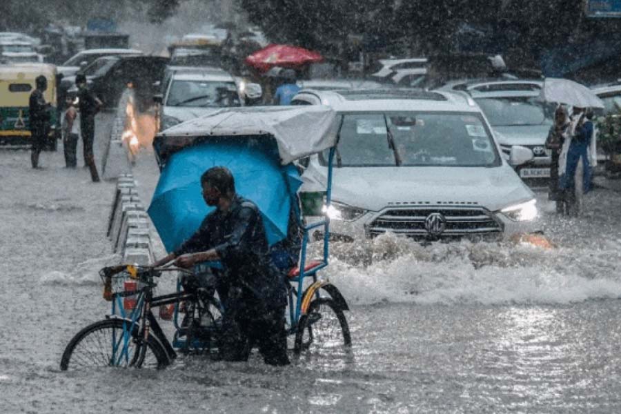 ঝড়ের ক্ষেত্রে হাওয়ার গতিবেগের উপর নির্ভর করে সেই মতো রঙের সতর্কতা জারি করা হয়। যেমন, হাওয়ার গতিবেগ খুব বেশি হলে লাল সতর্কতা জারি করা হয়।
