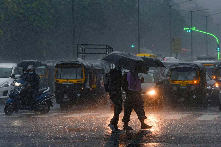 কুয়াশাচ্ছন্ন আবহাওয়া নিয়ে রঙিন সতর্কতা জারির ক্ষেত্রে মাপকাঠি হল দৃশ্যমানতা। দৃশ্যমানতা খুব কম হলে লাল সতর্কতা। বেশি হলে সেই মতো কমলা, হলুদ বা সবুজ সতর্কতা।