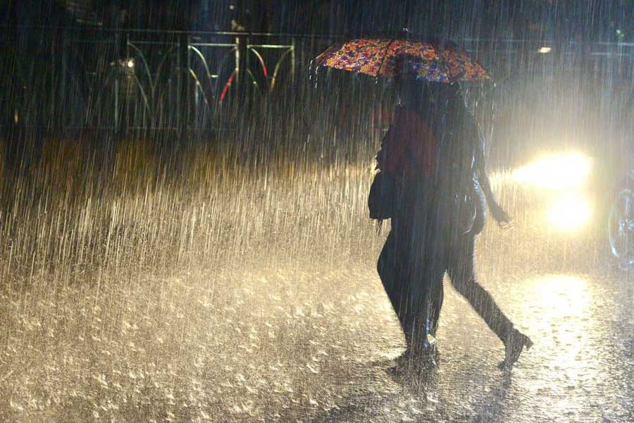 কমলা সতর্কতার অর্থ খুব খারাপ আবহাওয়ার পূর্বাভাস। যার ফলে বিঘ্নিত হতে পারে যান, ট্রেন, বিমান চলাচল। এমনকি বিদ্যুৎ সংযোগও বিচ্ছিন্ন হতে পারে।