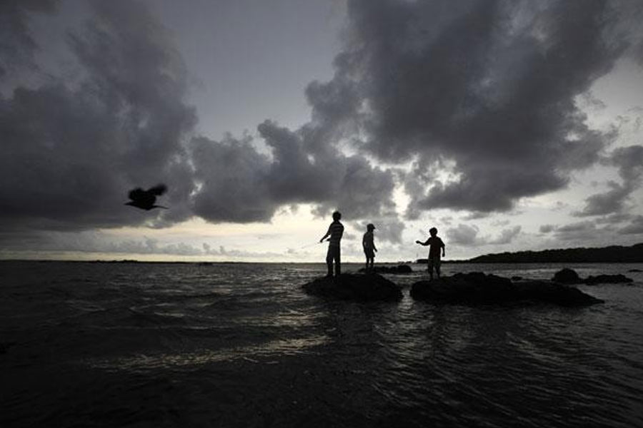 প্রচণ্ড খারাপ আবহাওয়ার পূর্বাভাসের ক্ষেত্রে লাল সতর্কতা জারি করা হয়। এ ক্ষেত্রে যান, ট্রেন, বিমান চলাচল বিঘ্নিত হওয়ার সম্ভাবনা তো থাকেই। পাশাপাশি প্রাণহানির আশঙ্কাও থাকে।