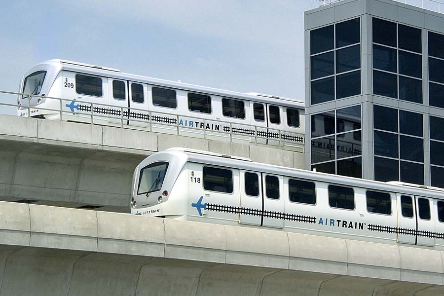 যদিও সংশ্লিষ্ট মন্ত্রকের তরফে এখনও এই প্রস্তাবের বিষয়ে মুখ খোলা হয়নি। সূত্রের খবর, বিমান মন্ত্রক সবুজ সঙ্কেত দিলেই দ্রুত গতিতে শুরু হবে এয়ার ট্রেনের স্টেশন এবং লাইন বসাবার কাজ।