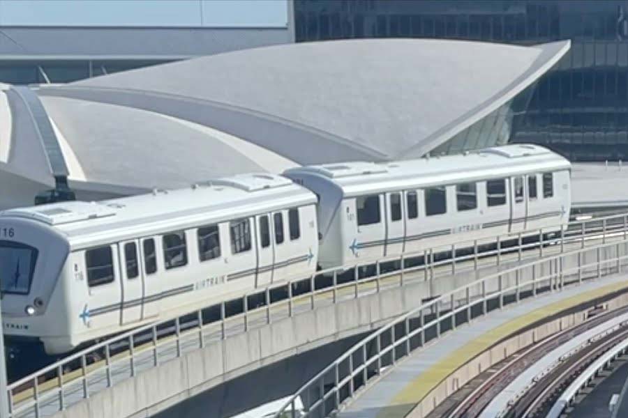 এয়ার ট্রেনের এই প্রকল্পের জন্য প্রস্তাবিত খরচ ধরা হচ্ছে ৩,৪০০ কোটি টাকা। তবে কোনও সরকারি সংস্থা কিংবা বেসরকারি প্রতিষ্ঠান এই ব্যয়ভার বহন করবে না।