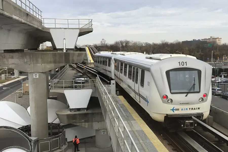ভারতে প্রথম হলেও বিশ্বের উন্নত দেশগুলিতে এয়ার ট্রেন বহু দিন ধরেই চালু রয়েছে। সেখানেও বিমানবন্দরের এক টার্মিনাল থেকে অন্য টার্মিনালে পৌঁছতে ব্যবহৃত হয় এই ট্রেন।