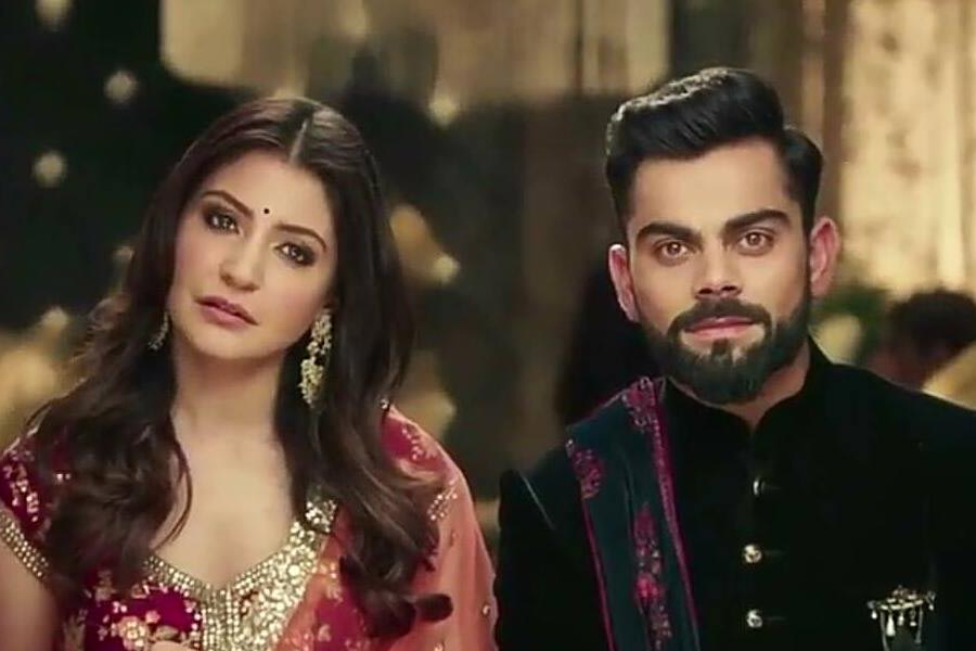 বিরাট-অনুষ্কা যখন বিয়ে করেন, তখন তাঁর স্ব-ক্ষেত্রে প্রতিষ্ঠিত। অনুষ্কা তখন বলিউডের প্রথম সারির অভিনেত্রীদের মধ্যে অন্যতম। অন্য দিকে, বিরাট তখন ভারতীয় ক্রিকেট দলের অধিনায়ক। দু’জনেই নিজের জগতে পরিশ্রম করে নিজের জায়গা তৈরি করেছেন। 