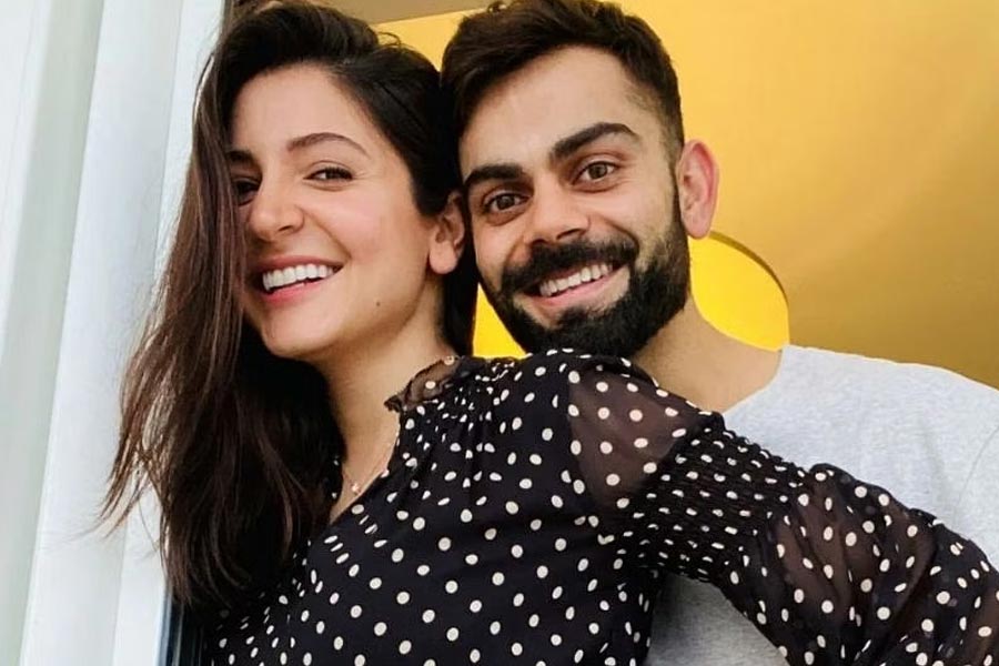 তাঁদের প্রেম, চুপিসারে বিয়ে, বিয়ের সাজ— সবই এত বছর পরও চর্চায় রয়েছে। কোভিডের মাঝে ২০২০ সালে বিরুষ্কা ঘোষণা করেন, তাঁরা বাবা-মা হতে চলেছেন। শুভেচ্ছাবার্তায় ভরে যায় তাঁদের সমাজমাধ্যম। ২০২১ সালের ১১ জানুয়ারি এই তারকা দম্পতির প্রথম সন্তান ভামিকার জন্ম। সেই থেকেই ছোট্ট ভামিকাকে নিয়ে তুলুম উত্তেজনা ও কৌতূহল তাঁর অনুরাগীদের মধ্যে। কেমন দেখতে হয়েছে বিরাট-অনুষ্কার মেয়েকে? সকলেই জানতে চান সে সময়। তবে মেয়েকে নিয়ে শুরু থেকেই রাখঢাক কোহলি দম্পতির। কড়া ভাবে আগলেছেন দুনিয়ার নজর থেকে।