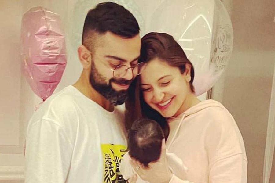 সন্তান বড় না হওয়া পর্যন্ত তাকে ক্যামেরার সামনে না আনার কথা সমাজমাধ্যমে বলেছিলেন বিরাট কোহলি ও অনুষ্কা শর্মা। সে কথা মাথায় রেখেই এখনও মেয়ের মুখ কোনও ছবিতে দেননি তাঁরা। সংবাদমাধ্যমের কাছেও অনুরোধ করেছেন ভামিকার ছবি না তুলতে। এমনকি, ছবি তোলা নিয়ে ছবিশিকারিদের সঙ্গে একাধিক বার বচসাতেও জড়িয়েছেন তাঁরা।