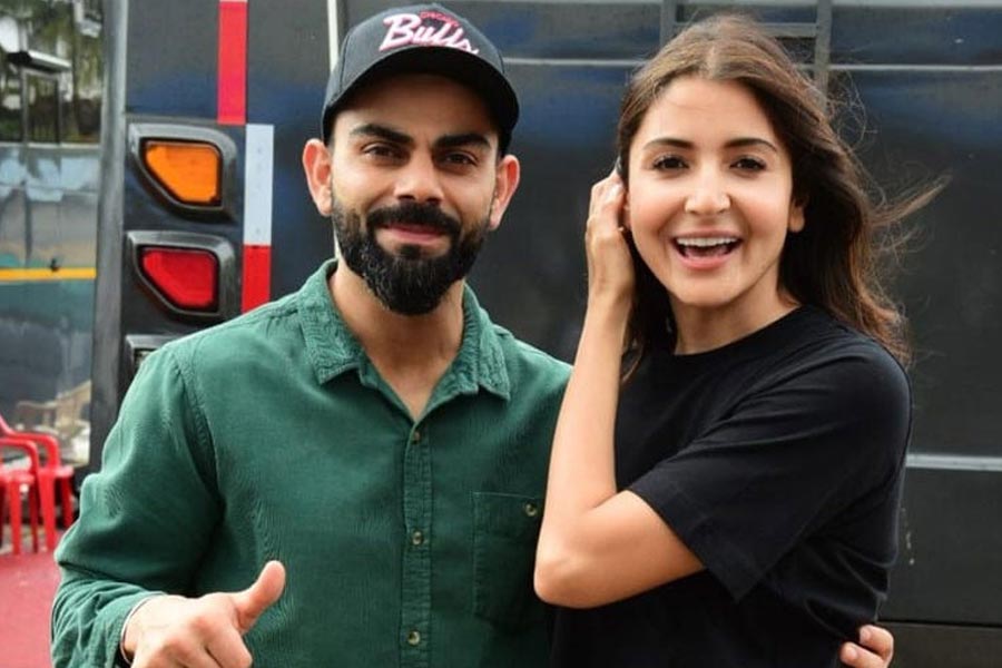  শরীরচর্চা চললেও ভামিকার জন্মের সময় মুখে একেবারেই রুচি ছিল না অনুষ্কার। সেই সময় প্রায় খিদেই ছিল না অভিনেত্রীর। কিন্তু একটা সময় পর শুধু বড়া পাও খেতে ইচ্ছে করত তাঁর। জোগানও দিতেন বিরাট।