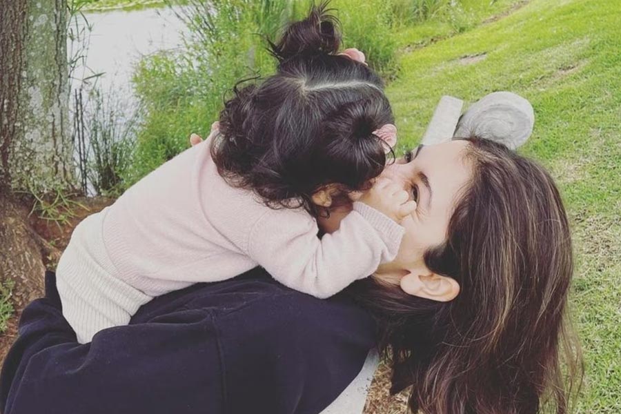 মা হওয়ার পর থেকে অভিনয় করা কমাতে থাকেন অভিনেত্রী। শেষ বার অনুষ্কাকে দেখা গিয়েছিল ২০১৮ সালে ‘জ়িরো’ ছবিতে। তার পর আর কোনও ছবি করেননি। ‘কলা’ ছবিতে ক্যামিয়ো ছিল তাঁর। এ বছর অবশ্য ঝুলন গোস্বামীর বায়োপিকে মুখ্য ভূমিকায় অভিনয় করছেন তিন। তবে সেই শুটিংয়ের কাজ শুরু করেন ভামিকা একটু বড় হওয়ার পর। 