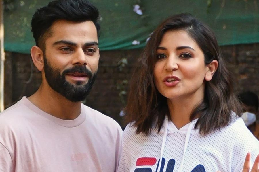 কথা ছিল, ভামিকা একটু বড় হতেই ফের বড় পর্দায় ফিরবেন অভিনেত্রী। সেই মতো কাজও শুরু করেছিলেন। তবে তার মাঝেই শোনা যাচ্ছে, দ্বিতীয় বারের জন্য মা হতে চলেছেন তিনি। এর পর আবার কবে তাঁকে পর্দায় দেখা যাবে, তা নিয়ে অনিয়শ্চয়তা রয়েই যাচ্ছে।