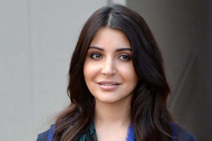 শোনা যাচ্ছে, তিন মাসেরও বেশি অন্তঃসত্ত্বা অনুষ্কা। গত কয়েক মাস ধরেই অনুষ্কা নিজেকে লোকচক্ষুর আড়ালেই রেখেছেন। স্বামী বিরাটের সঙ্গে ক্রিকেট সফরেও যাচ্ছেন না তিনি। ‘হিন্দুস্তান টাইম্‌স’-এর প্রতিবেদন অনুযায়ী, সম্প্রতি মুম্বইয়ের এক ক্লিনিকের বাইরে দেখা যায় বিরাট-অনুষ্কাকে। সে সময়ে বিরাট নিজে ছবিশিকারিদের ছবি না ছাপার অনুরোধ করেন। শোনা যাচ্ছে, খুব শীঘ্রই দ্বিতীয় সন্তান আগমনের আনুষ্ঠানিক ঘোষণা করবেন কোহলি দম্পতি। তবে এখনই নয়, আরও একটু অপেক্ষা করতে চাইছেন বিরুষ্কা। ভামিকার সময়ও অবশ্য বেশি পরেই জানিয়েছিলেন সুখবর।