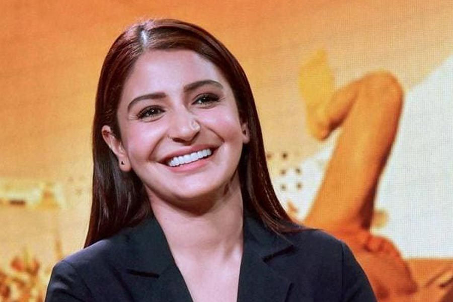  এই প্রথম নয়, গত বছর এক বার অনুষ্কার মা হওয়ার খবর ছড়িয়ে পড়ে। তবে সেটা যে গুজব, তা স্পষ্ট হয়ে কিছু দিনের মধ্যেই।