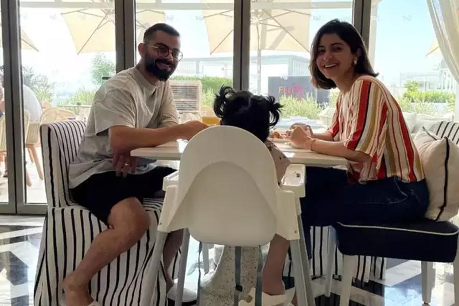 এত দিন তাঁদের সংসার ছিল তিন জনের। বিরাট-অনুষ্কা ও ভামিকার। এ বার সেখানে খুব শীঘ্রই আসতে চলছে নতুন অতিথি। তবে ভামিকার খেলার সঙ্গী ঠিক কবে আসছে, তা এখনও স্পষ্ট নয়।