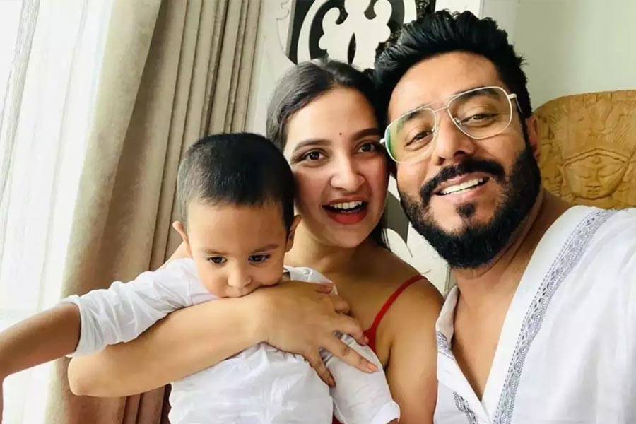 শুধু বিরাট-অনুষ্কাই নন, টলিউডেও একাধিক তারকা জুটি দ্বিতীয় বার বাবা-মা হতে চলেছেন। আগেই সুখবর দিয়েছিলেন রাজ-শুভশ্রী। দিন কয়েক আগে সুখবর শুনিয়েছেন জিৎ-মোহানাও।