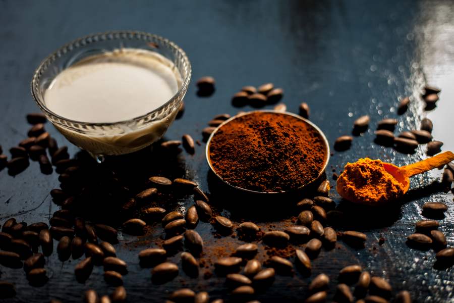 আবহাওয়ার এই খামখেয়ালিপনায় আঁচরালেই একগুচ্ছ চুল হাতের মুঠোয় চলে আসছে। 