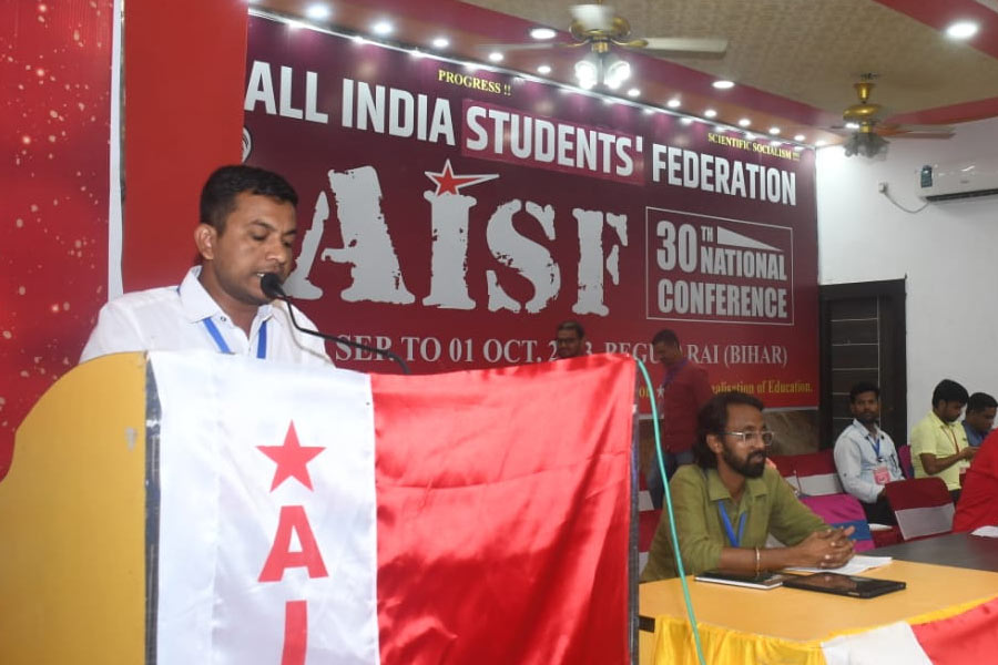 সম্মেলনে বলছেন বাম ছাত্রনেতা রজনীকান্ত যাদব।