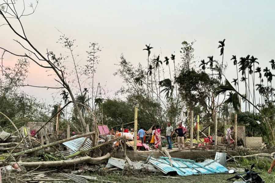 সোমবারও জলপাইগুড়িতে ঝড়বৃষ্টির পূর্বাভাস দিয়েছে আলিপুর আবহাওয়া দফতর। শুধু জলপাইগুড়িই নয়, উত্তরবঙ্গের আরও চার জেলা আলিপুরদুয়ার, দার্জিলিং, কালিম্পং ও কোচবিহারেও ঝড়বৃষ্টি হতে পারে বলে পূর্বাভাস দিয়েছে হাওয়া অফিস।