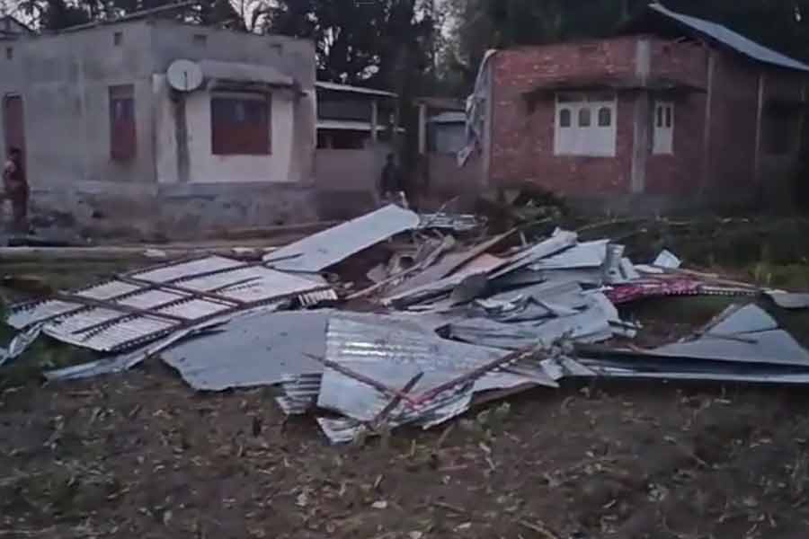 আবহাওয়া দফতরের তরফে সোমনাথ দত্ত জানান, সোমবার উত্তরবঙ্গের পাঁচ জেলায় বজ্রবিদ্যুৎ-সহ বৃষ্টির সম্ভাবনা রয়েছে। সঙ্গে ৩০-৪০ কিলোমিটার বেগে ঝোড়ো হাওয়া বইতে পারে।