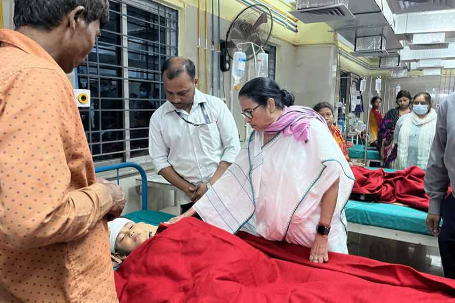 এই পরিস্থিতিতে রবিবার রাতেই উত্তরবঙ্গে পৌঁছন মুখ্যমন্ত্রী মমতা বন্দ্যোপাধ্যায়। জলপাইগুড়ি শহরের গোসালা মোড়ে অনিমা রায় নামে এক মহিলা ঘূর্ণিঝড়ের বলি হয়েছেন। জলপাইগুড়ি পৌঁছে রাতেই তাঁর বাড়িতে যান মুখ্যমন্ত্রী। তার পর আহতদের দেখতে মৃতার বাড়ি থেকে সোজা জলপাইগুড়ি মেডিক্যাল কলেজ হাসপাতালে পৌঁছন তিনি।