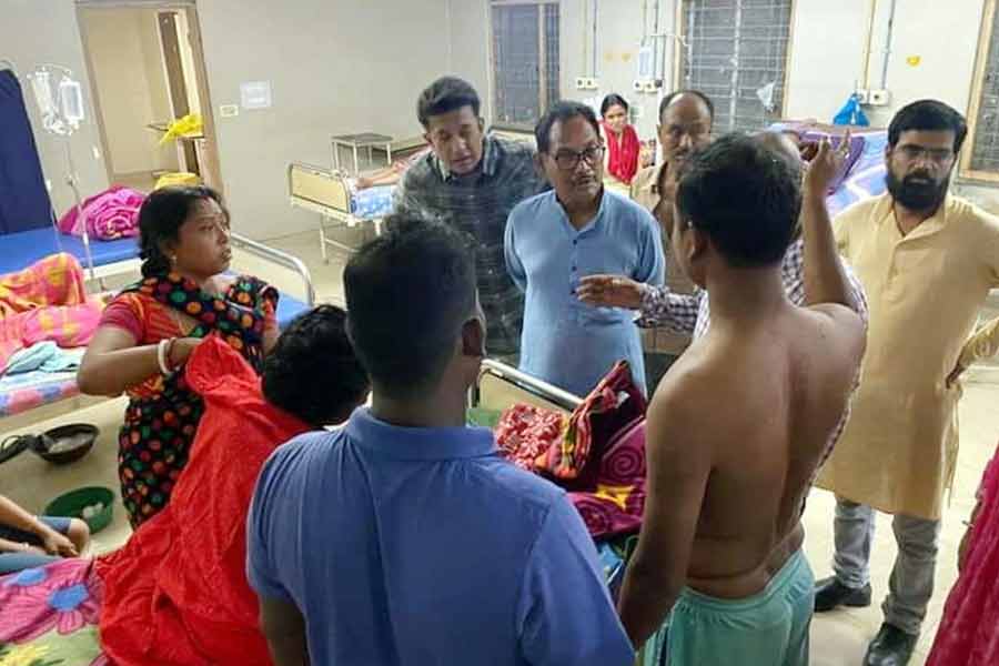 রবিবার রাতে বাগডোগরা বিমানবন্দরে নেমে মমতা বলেন, ‘‘রাজ্য সরকার পাশে আছে। এখন যে হেতু আদর্শ নির্বাচনী আচরণবিধি (এমসিসি) চলছে, তাই প্রশাসন যা করার করবে। একটা বাচ্চাকে নেওটিয়া হাসপাতালে আনা হচ্ছে, ওটা অভিষেক এসে দেখে নেবে। প্রশাসন যা করার করবে। সবটা এখানে বলছি না।’’