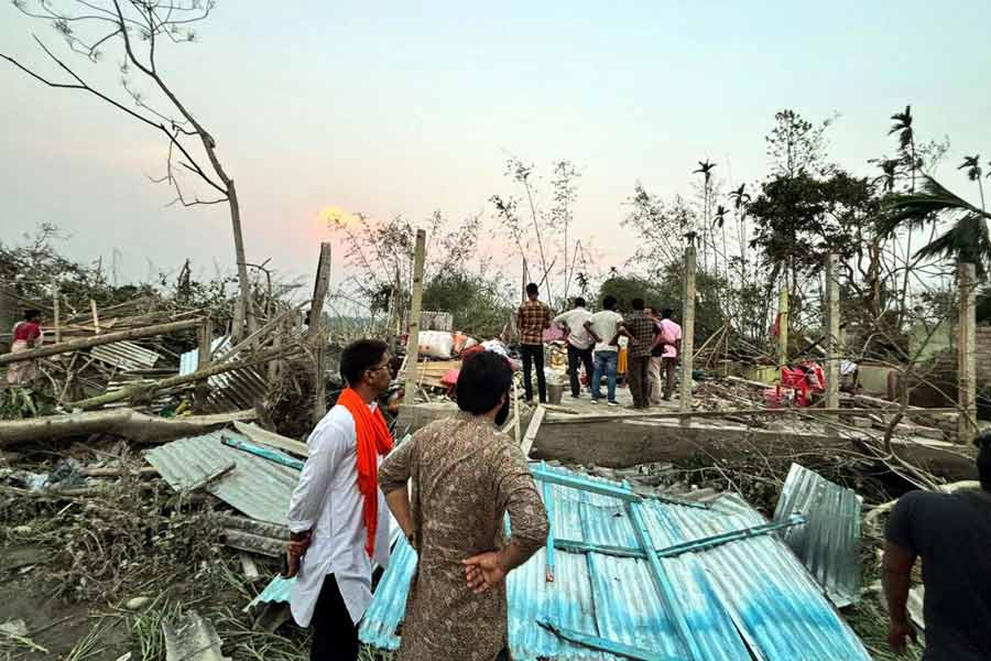 রাজ্যপাল সিভি আনন্দ বোসও রাজভবনে ‘ইমার্জেন্সি সেল’ চালু করেছেন। তিনিও সোমবার ভোরে জলপাইগুড়ির উদ্দেশে রওনা দেন। কলকাতা বিমানবন্দর থেকে জলপাইগুড়ির ঘটনায় শোকপ্রকাশ করেন রাজ্যপাল। যাঁরা এই প্রাকৃতিক বিপর্যয়ে প্রাণ হারিয়েছেন, তাঁদের পরিবারের প্রতি সমবেদনা জানান তিনি। রাজ্যপাল বলেন, ‘‘সকলে একসঙ্গে পরিস্থিতি মোকাবিলার কাজ করছেন। আমি ওখানে গিয়ে পরিস্থিতি খতিয়ে দেখব, মানুষের সঙ্গে কথা বলব। যা যা করা সম্ভব, করব।’’