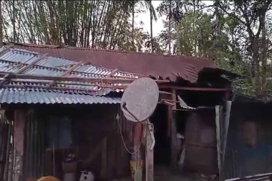 সোমবার সকালে জলপাইগুড়ি পৌঁছেছেন রাজ্যের বিরোধী দলনেতা শুভেন্দু অধিকারী। এ ছাড়া বিকেলে সেখানে যাওয়ার কথা তৃণমূলের সর্বভারতীয় সাধারণ সম্পাদক অভিষেক বন্দ্যোপাধ্যায়েরও। রবিবার রাতেই নিজের এক্স (সাবেক টুইটার) হ্যান্ডলে একটি পোস্ট করে প্রধানমন্ত্রী নরেন্দ্র মোদী লেখেন, “পশ্চিমবঙ্গের জলপাইগুড়ি-ময়নাগুড়ি এলাকায় ঝড়ে ক্ষতিগ্রস্ত হয়েছে বহু পরিবার। এই ঝড়ে অনেকেই তাঁদের প্রিয়জনকে হারিয়েছেন। তাঁদের প্রতি আমার সমবেদনা রইল।”