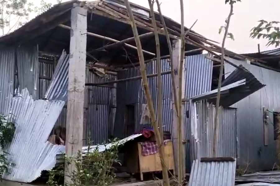 সোমবার সকালেও আবহাওয়া প্রতিকূল জলপাইগুড়িতে। উত্তরবঙ্গের বিস্তীর্ণ এলাকায় ঝোড়ো হাওয়া বইছে। আকাশের মুখ ভার। মাঝেমধ্যেই আকাশে বিদ্যুতের ঝিলিক দেখা যাচ্ছে। রবিবারের দুঃসহ স্মৃতি, আবার ফিরে আসবে কি না, সেই আশঙ্কা ঘিরে ধরছে স্থানীয়দের মনে। এই আবহেই চলছে পরিস্থিতি স্বাভাবিক করার চেষ্টা।