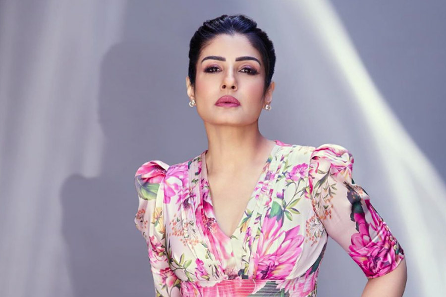 এক পুরনো সাক্ষাৎকারে রবিনা জানিয়েছিলেন, ‘ডর’ ছবিতে মুখ্যচরিত্রে অভিনয়ের জন্য তাঁকে প্রথমে প্রস্তাব দিয়েছিলেন ছবিনির্মাতারা। কিন্তু তিনি সেই ছবির প্রস্তাব খারিজ করে দেন।