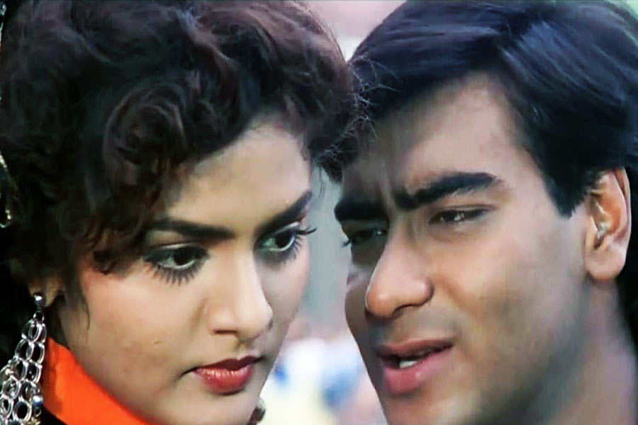 ১৯৯১ সালে প্রেক্ষাগৃহে মুক্তি পায় অ্যাকশন ঘরানার ছবি ‘ফুল অওর কাঁটে’। বলিপাড়া সূত্রে খবর, অজয় দেবগন অভিনীত এই ছবিতেও অভিনয়ের কথা ছিল রবিনার।