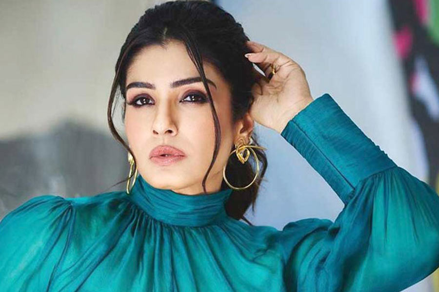 বলিপাড়ার অন্দরমহল থেকে জানা যায়, ‘ফুল অওর কাঁটে’ ছবিতে অজয়ের বিপরীতে অভিনয়ের প্রস্তাব দেওয়া হয়েছিল রবিনাকে। কিন্তু তিনি এই ছবিতে অভিনয়ের প্রস্তাব ফিরিয়ে দেন।