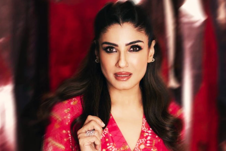 ‘ফুল অওর কাঁটে’ ছবিতে অভিনয়ের প্রস্তাব রবিনা খারিজ করে দিলে বড় পর্দায় দেখা যায় নতুন মুখ। এই ছবির মাধ্যমেই হিন্দি ফিল্মজগতে পা রাখেন পদ্মা মালিনী ওরফে মধু।