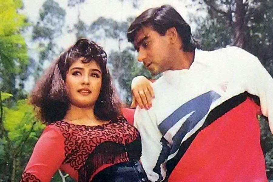 ‘ফুল অওর কাঁটে’ ছবিতে অজয়ের সঙ্গে অভিনয়ের সুযোগ হারালেও ‘দিব্য শক্তি’, ‘দিলওয়ালে’, ‘গায়ের’, ‘এক হি রাস্তা’, ‘কয়ামত: সিটি আন্ডার থ্রেট’-এর মতো একাধিক হিন্দি ছবিতে একসঙ্গে অভিনয় করেন অজয় এবং রবিনা।