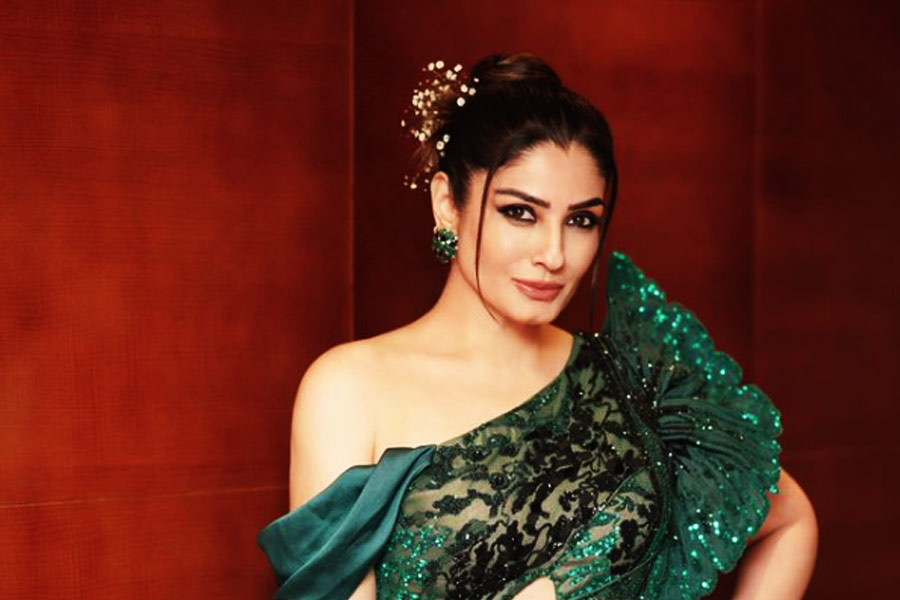 বলিপাড়া সূত্রে খবর, ‘জঙ্গল’ ছবিতে মুখ্যচরিত্রে অভিনয়ের জন্য প্রথমে প্রস্তাব দেওয়া হয় রবিনাকে। তিনি এই ছবিতে অভিনয়ের প্রস্তাব ফিরিয়ে দিলে ঊর্মিলাকে বেছে নেওয়া হয়।