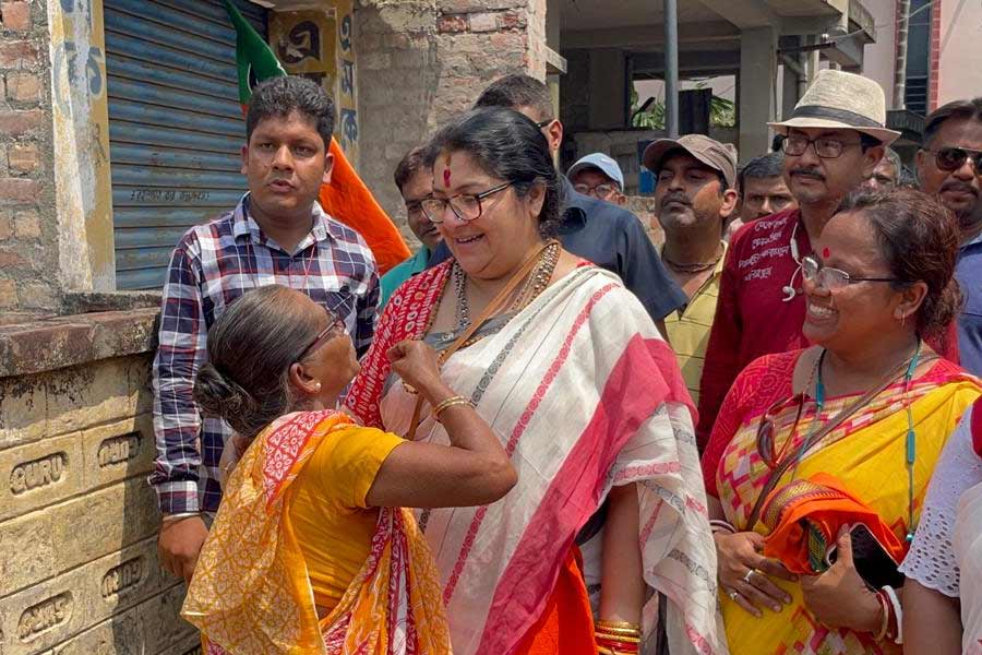 চুল বাঁধা। শাড়ির আঁচল সেফটি পিনের শাসন মেনে চলছে। কপালে সিঁদুরের বড় টিপ, চোখে চশমা। চৈত্র মাসের গরমে চাঁদিফাটা রোদে ভোটের প্রচারে এমন ভাবেই দেখা যাচ্ছে টলিউডের অভিনেত্রী তথা হুগলি কেন্দ্রের বিজেপি প্রার্থী লকেট চট্টোপাধ্যায়কে। স্বভাব চিরাচরিত লকেটসুলভ। যেন যে কোনও মুহূর্তে শাড়ির আঁচল কোমরে বেঁধে যুদ্ধে নামতে তৈরি।