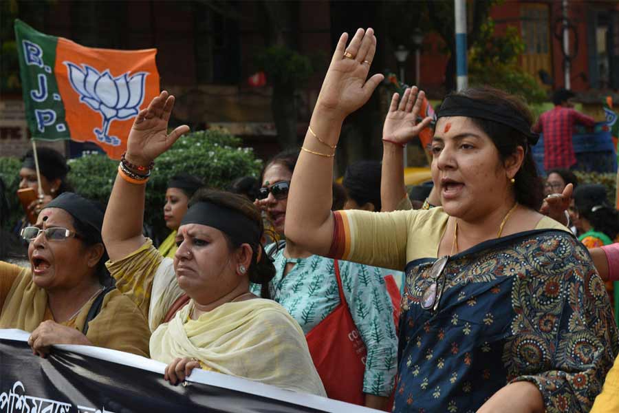 বড় পর্দা থেকে সরাসরি রাজনীতির মঞ্চে। ‘যুদ্ধংদেহি’ আচরণের জন্য রাজনীতিক হিসাবে তাঁর নামের সঙ্গে জড়িয়ে গিয়েছে প্রতিবাদী পরিচয়। কখনও ত্রিশূল হাতে মিছিলে পা মিলিয়েছেন। কখনও বা রাস্তায় ধর্নায় বসে পড়েছেন। বিজেপিতে যোগ দিয়ে অভিনেত্রী মুখ লকেট পুরোদস্তুর রাজনীতিক।