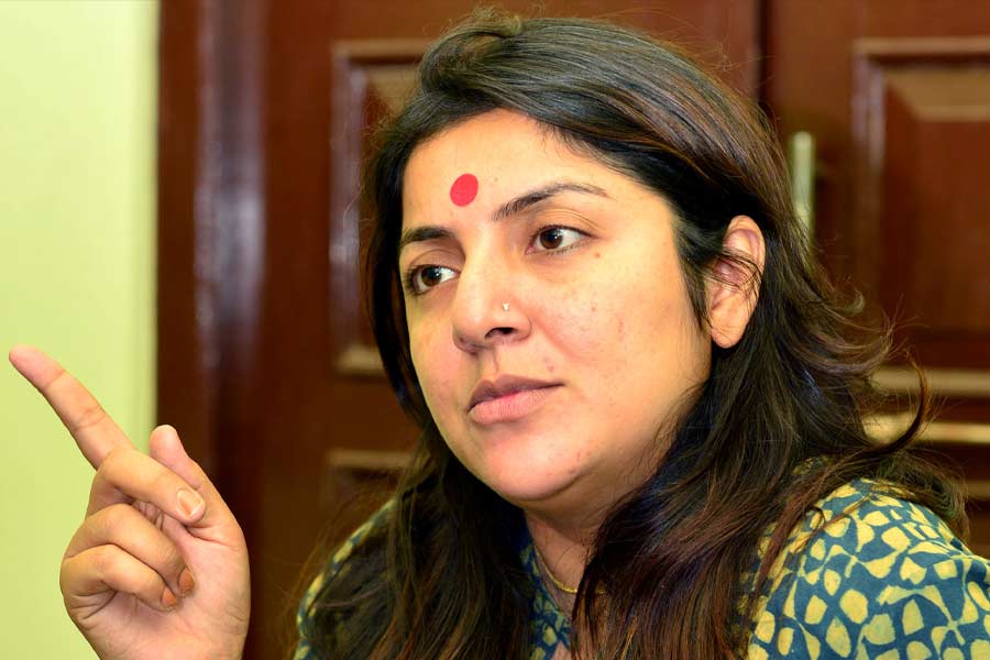 ‘মুক্ত আকাশ’-এর খোঁজেই বিজেপিতে যোগ দিয়েছিলেন লকেট। অথচ তাঁর রাজনীতিতে হাতেখড়ি অন্য রাজনৈতিক শিবিরে। তৃণমূলের সঙ্গে যুক্ত ছিলেন লকেট। ২০১৫ সাল। তৃণমূলের গলা থেকে ‘লকেট’ ছিনিয়ে নিয়েছিল বিজেপি! তৃণমূল ছেড়ে বিজেপিতে যোগ দিয়েছিলেন অভিনেত্রী। বিজেপিতে যোগ দিয়েই গলায় প্রতিবাদের সুর চড়িয়েছিলেন তিনি।