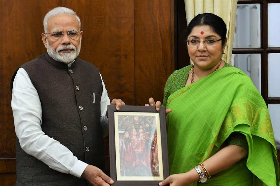 ২০১৬ সালের বিধানসভা নির্বাচনে বীরভূম জেলার ময়ূরেশ্বর আসনে তৃণমূলের কাছে পরাজিত হন। পরের বছরই বিজেপি মহিলা মোর্চার রাজ্য সভানেত্রী করা হয় তাঁকে। ২০১৯ সালে হুগলি কেন্দ্র থেকে জিতে লোকসভায় যাওয়া লকেটের গুরুত্ব বাড়তে থাকে দলেও। তার পর লকেটকে রাজ্যের অন্যতম সাধারণ সম্পাদক করা হয়। নীলবাড়ি দখলের লড়াইয়ে কৃষকের মন পেতে বিজেপির তরফে বিশেষ অভিযানে সামনে রাখা হয় লকেটকে। ২০২১ সালে বিজেপির সর্বভারতীয় সভাপতি জেপি নড্ডা বাংলা সফরে এসে ‘কৃষক সুরক্ষা অভিযান’-এর সূচনা করেছিলেন। রাজ্য বিজেপির ওই কর্মসূচির ‘মুখ’ করা হয় লকেটকে। প্রধানমন্ত্রী নরেন্দ্র মোদীর সঙ্গে সুসম্পর্ক লকেটের। মোদীর নিবাসে গিয়ে প্রধানমন্ত্রীর হাতে রাখিও বেঁধেছিলেন বাংলার বিজেপি নেত্রী। ২০২০ সালে করোনায় আক্রান্ত হয়েছিলেন লকেট। ‘হোম আইসোলেশন’-এ ছিলেন তিনি। সেরে উঠে আবার রাজনীতির কাজে ঝাঁপিয়ে পড়েন।